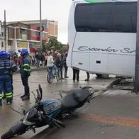 Razón por la que conductor estrelló estación de Transmilenio y arrolló siete carros dejando 3 personas heridas. Tuvo epilepsia en un bus.