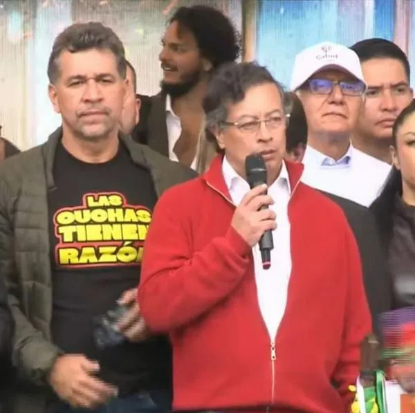 Gustavo Petro durante su discurso en la Plaza de Bolívar, donde dijo que el pueblo puede sacar a los senadores del Congreso