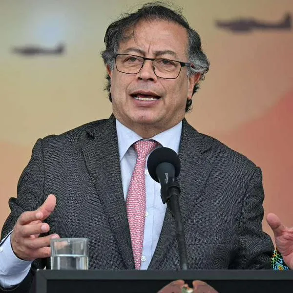 El presidente Gustavo Petro lanzó una dura advertencia a los senadores en Colombia; aseguró que el pueblo los sacará del Congreso. Acá, los detalles.