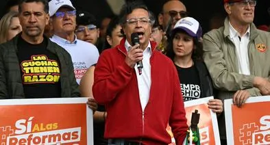 Le hundieron la reforma laboral a Petro.