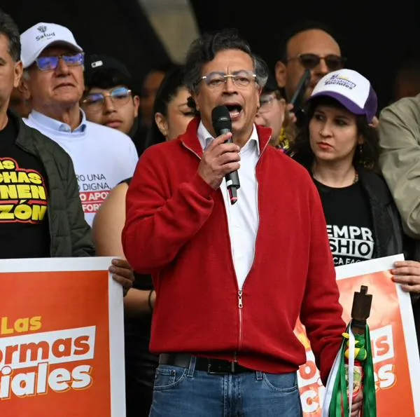 Le hundieron la reforma laboral a Petro.