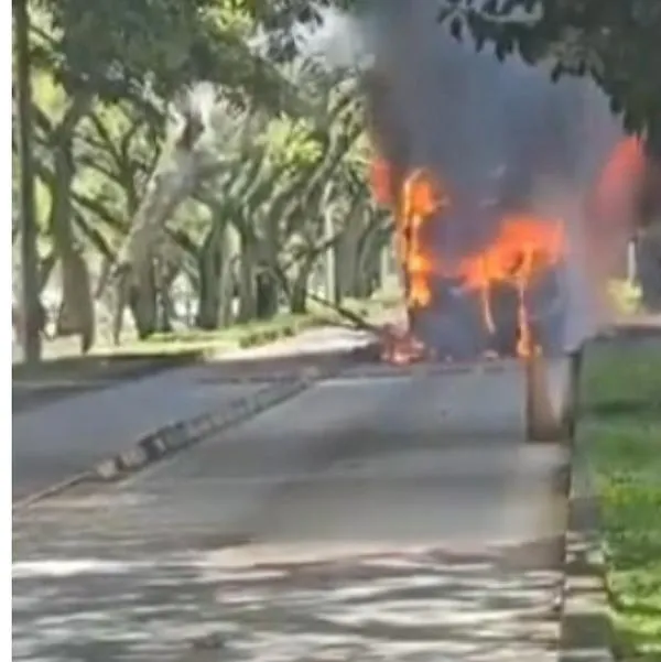 Incendian bus del Mio en Cali.