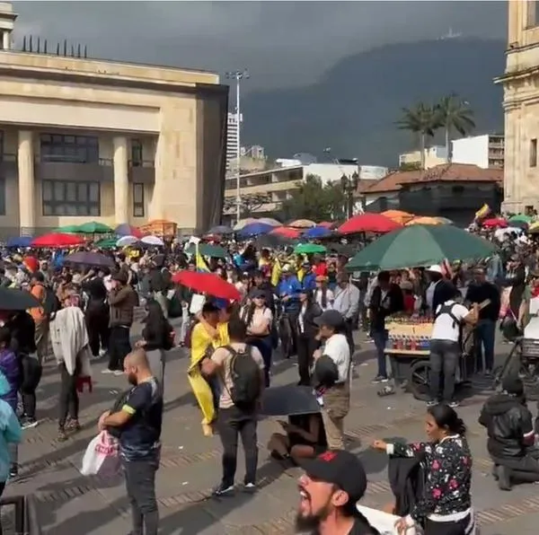 Así fueron las imágenes de las reacciones de las personas que fueron a las marchas luego de que se hundió la reforma laboral