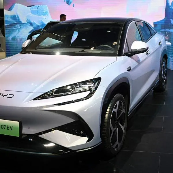 BYD lanzó un innovador cargador que permitirá recargar batería de carros eléctricos en cinco minutos, casi tan rápido como tanquear gasolina.