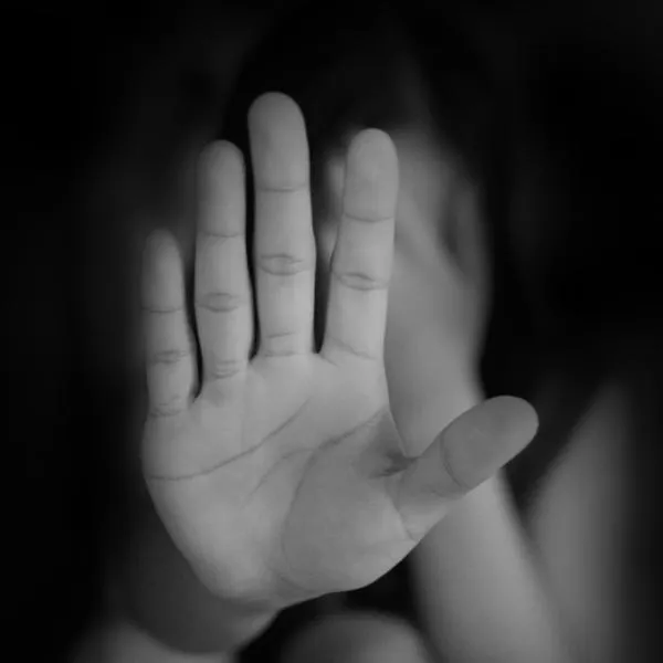 Revelan caso de una madre sin corazón que golpeaba a su hijo y lo maquillaba para ocultar las heridas. La mujer fue enviada a la cárcel.