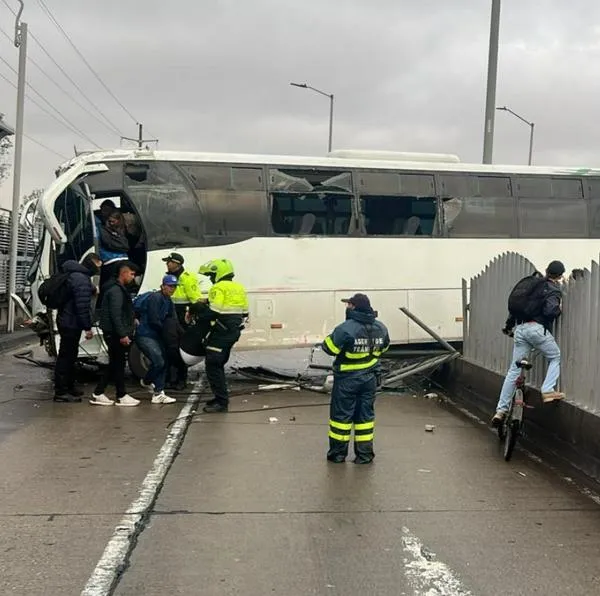 Dicen cómo está el conductor que se estrelló contra una estación de Transmilenio, en Bosa. Tuvo percance repentino en el vehículo. 