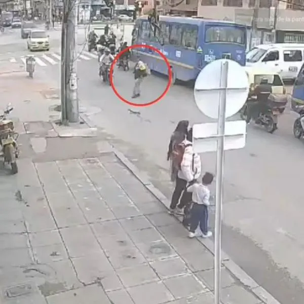 Accidente de tránsito en Bogotá dejó varios heridos: moto arrolló 4 personas