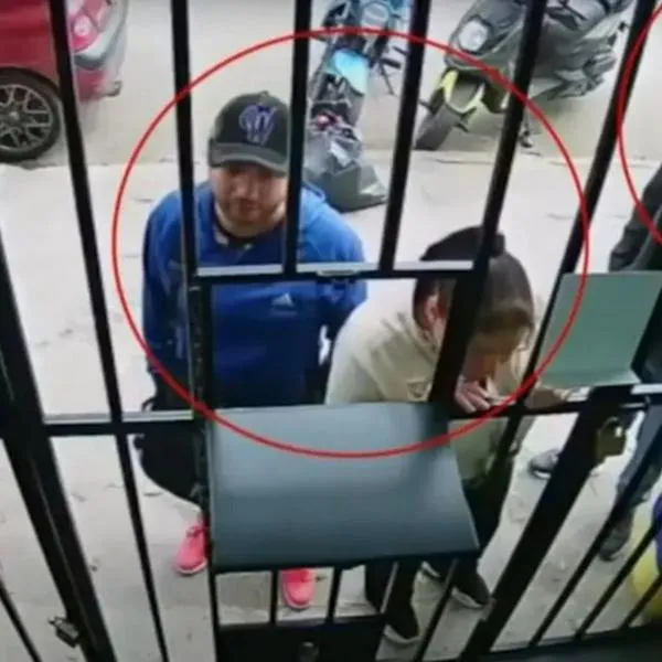  Ladrones en Bogotá se las ingeniaron para robar celular de local con imanes