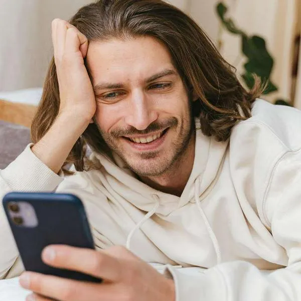 Foto hombre sonriente, en nota de Día del hombre 2025: mensajes para enviar a WhatsApp a novio, esposo y un amante