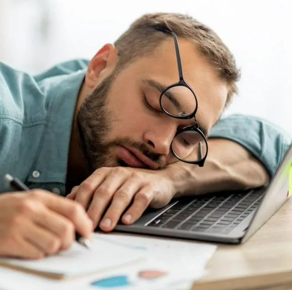 Estudio de la Universidad de Pensilvania explicó que no dormir 8 horas es tan riesgoso como trabajar bajo los efectos del alcohol.