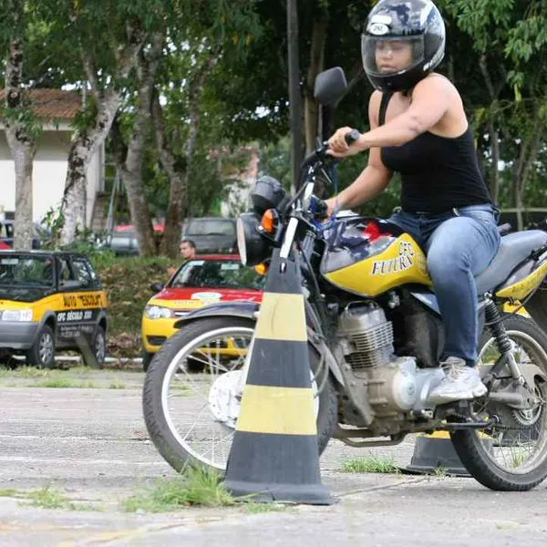 Motos para principiantes por menos de 5 millones: AKT, Auteco TVS y Bajaj