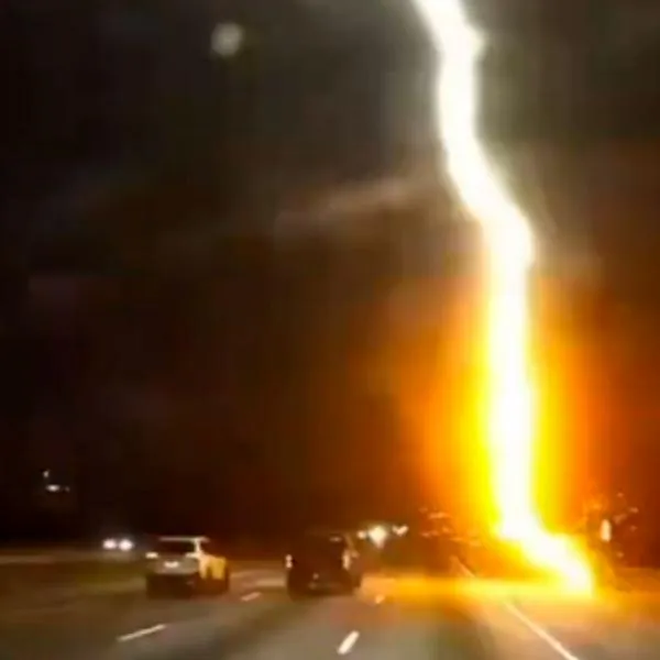 Video: conductor vivió el susto de su vida por rayo que cayó cerca de su carro