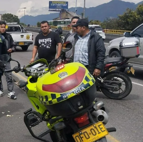 Grave accidente en la NQS con calle 26, en Bogotá. Un motociclista murió luego de chocar de frente contra un camión lleno de ladrillos. 
