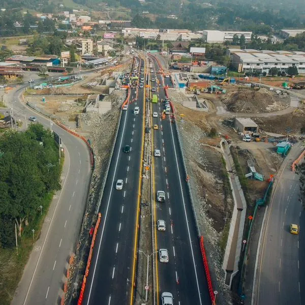 Puente del intercambiador vial del aeropuerto José María Córdova