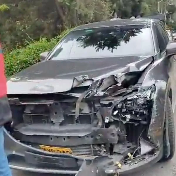 Accidente entre Tren de la Sabana y camioneta en Autopista Norte (Bogotá)