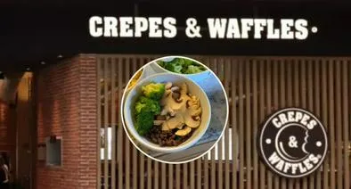 ¿Qué lleva la ensalada Crepes & Waffles? 