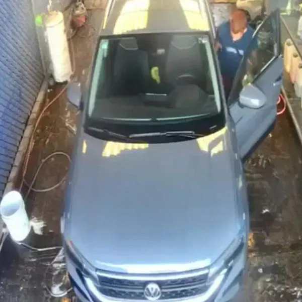 Lavadero de carros contrató a hombre y en su primer día se llevó una camioneta