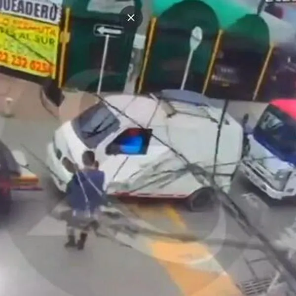 Hombre se salvó por segundos de ser aplastado por un poste en Kennedy 