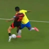 Colombia vs. Brasil en vivo: falta de Daniel Muñoz contra Vinicius fue penal y Raphinha marcó el primer gol del partido en Eliminatorias.