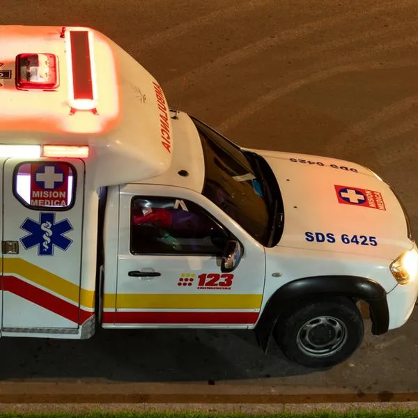 Video muestra ambulancia remolcando a otra ambulancia y levanta polémica 