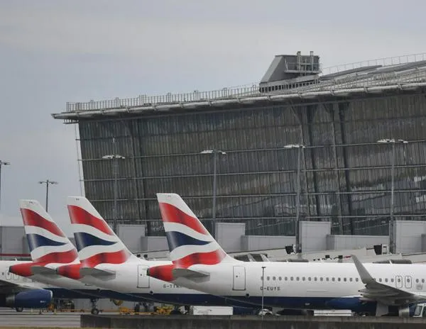 Cierre del aeropuerto londinense de Heathrow por incendio causa perturbaciones en tráfico mundial