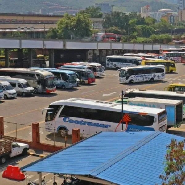 Pánico en la terminal de transprotes: hombre sacó un arma cortopunzante, amenazó a guardas de seguridad y le encontraron escopeta en una maleta. 