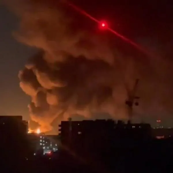 Cancelan más de 1.300 vuelos en aeropuerto de Londres por fuerte incendio en sus cercanías