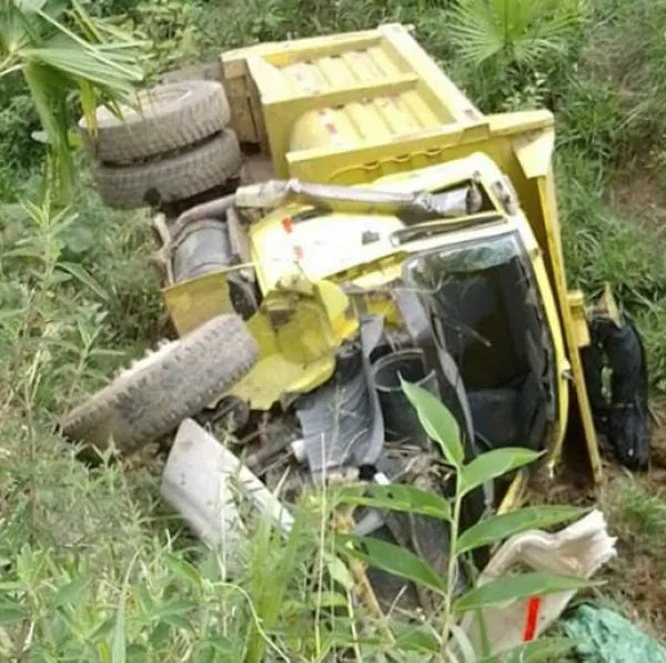 Volqueta cayó a un abismo en el Tolima: conductor se salvó de milagro
