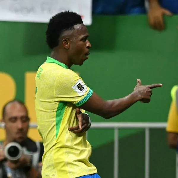 Celebración de Vinicius Jr en el gol que le hizo a Colombia con Brasil.