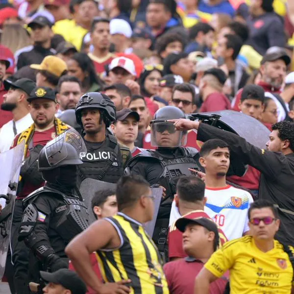 Ecuador-Venezuela fue suspendido por pelea en tribunas: lanzaron bengala