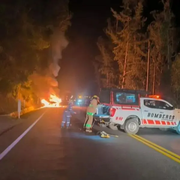 Vía al Llano: imágenes del accidente en Chipaque donde se incendió un carro