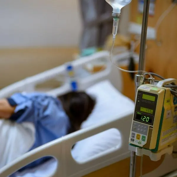 Hombre se operó a sí mismo en India y terminó hospitalizado, pero se salvó