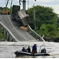 Así se desplomó puente en Ecuador y tragedia deja cuatro personas muertas