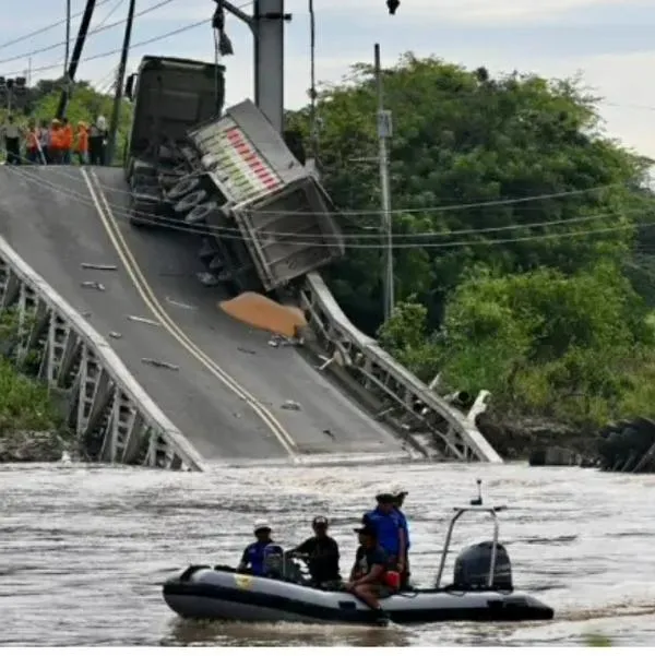 Así se desplomó puente en Ecuador y tragedia deja cuatro personas muertas