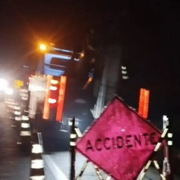 Conductor, atrapado en accidente en la vía Bogotá-Villavicencio