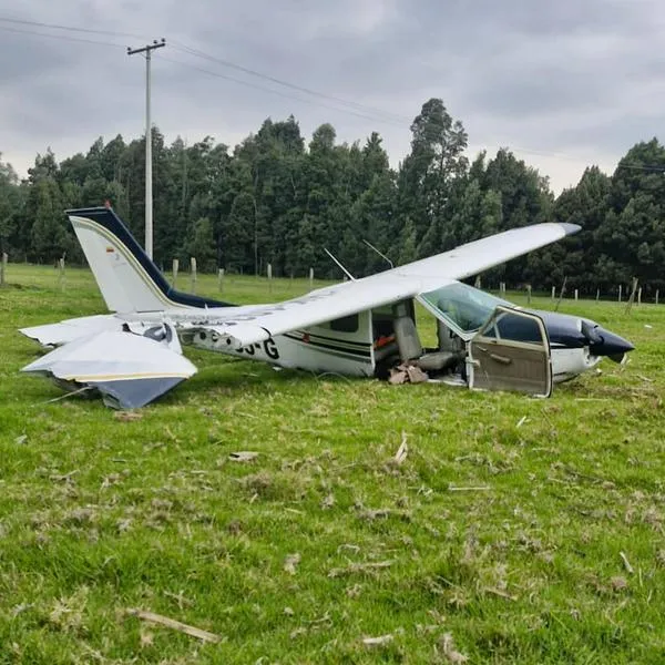 Así quedó la avioneta que se accidentó en Bojacá, cerca de Bogotá. Hubo heridos