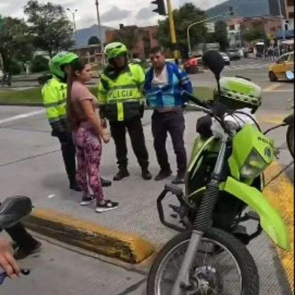 Robo en Bogotá queda en video: ciudadanos piden soltar a ladrón para golpearlo