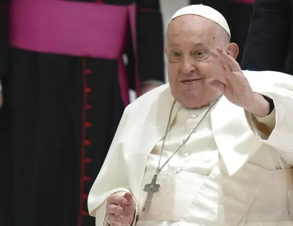 El papa Francisco regresa al Vaticano este domingo, tras cinco semanas hospitalizado
