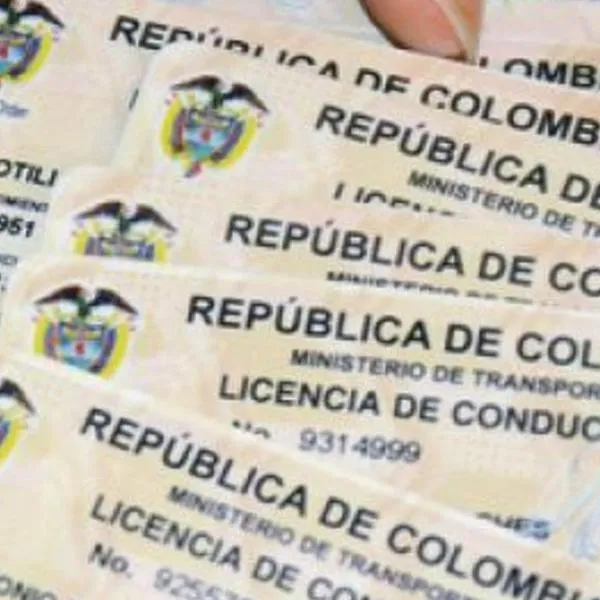 Proceso clave para sacar licencia de conducción en Colombia revisando CRC