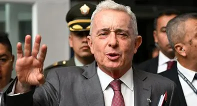 Uribe propone salir a las calles.