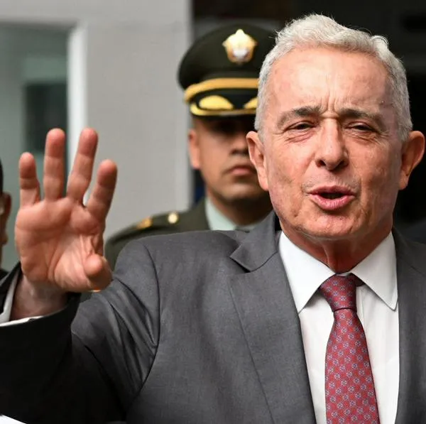 Uribe propone salir a las calles.