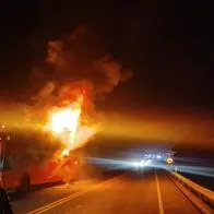 Impactantes imágenes de incendio de bus en vía Bogotá-Villavicencio; hubo cierre total