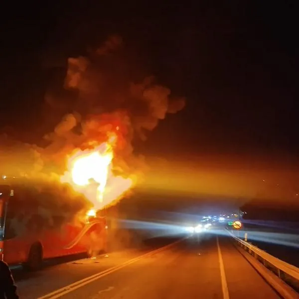 Incendio de flota en la vía Bogotá-Villavicencio.