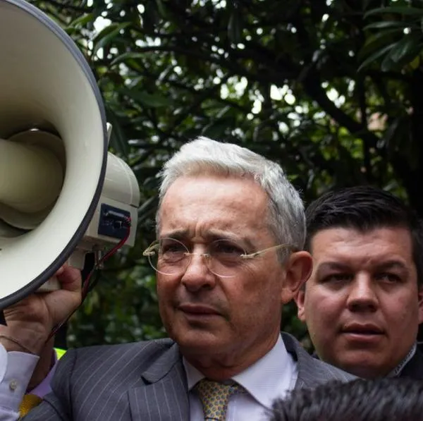 Álvaro Uribe propone alternativa a reforma laboral que involucra a empleados