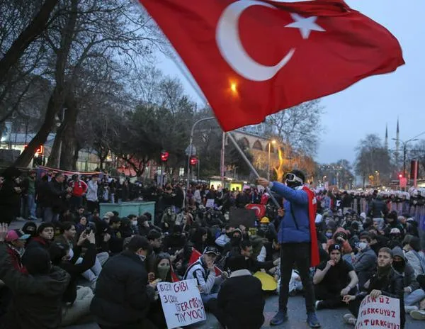 Turquía: Nuevos arrestos en la sexta noche de protestas contra la encarcelación de Imamoglu