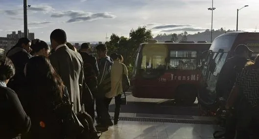 Trancón detiene flujo de buses en el Portal de las Américas.