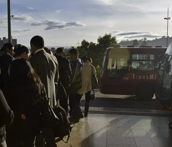 Trancón detiene flujo de buses en el Portal de las Américas.