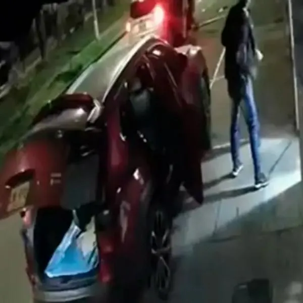 Robaron camioneta de familia en Bogotá y golpearon al padre frente a su pequeña hija. El hombre se encuentra gravemente herido. 