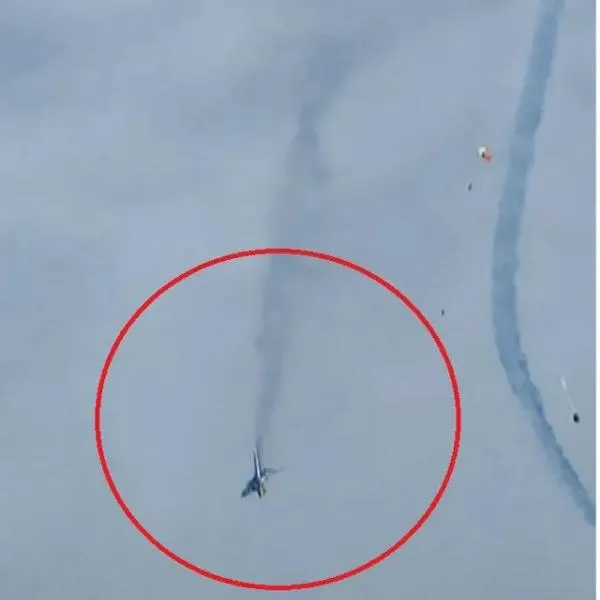 Dos aviones militares colisionaron en el aire mientras ensayaban en Francia: pilotos resultaron ilesos