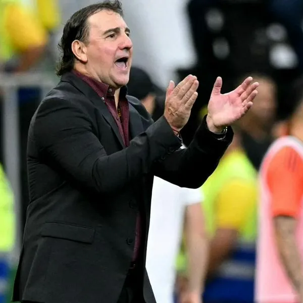 Néstor Lorenzo con su popular camisa vinotinto. En el partido contra Parguay no la usó